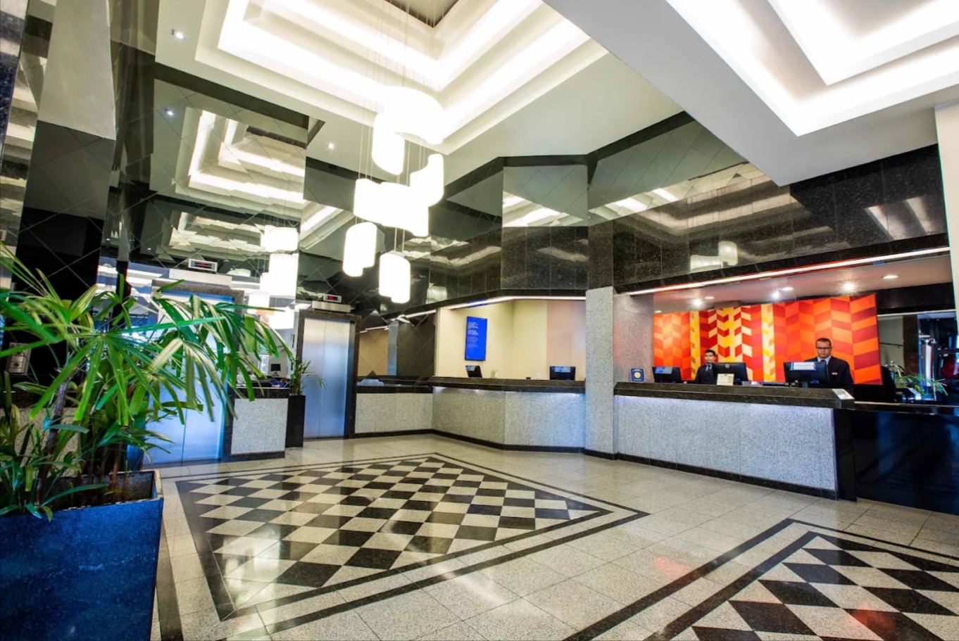Área interna do Hotel Manhattan Plaza Brasília, espaço de eventos e convenções